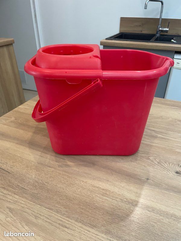 Seau rectangulaire rouge en plastique 12 L (image 3)