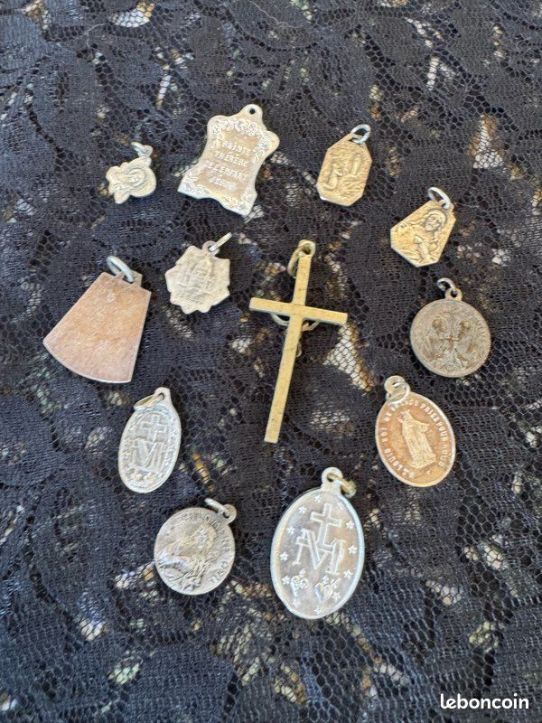 Lot 12 médailles religieuses anciennes & crucifix – Saint Christophe, Curé d'Ars, Ste Thérèse (image 8)