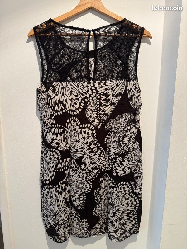 Robe Naf Naf, dentelle et motifs fleuris, noire et blanche, taille 40 (image 2)