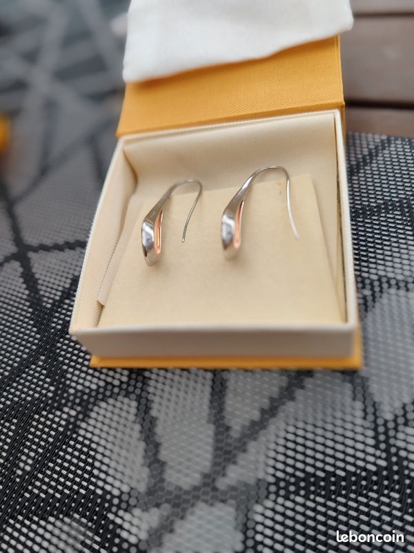 Boucles d'oreilles Neuves de chez Pandora (image 2)