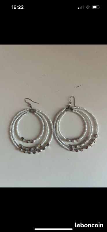 Boucles d’oreilles blanche en perles (image 1)