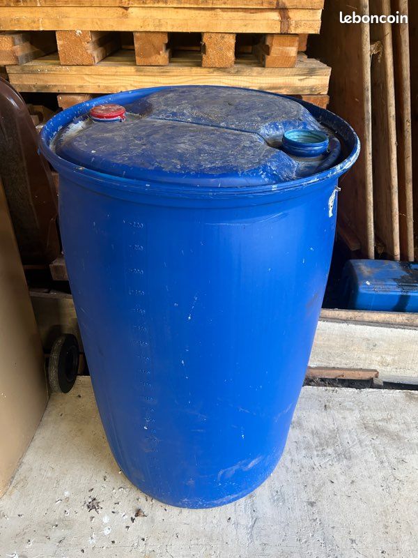 Fut plastique 200L (image 1)