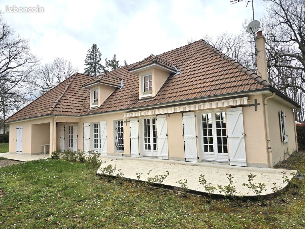 Maison 8 pièces 251 m² · à Serbannes · 251 m² · 366 000 €