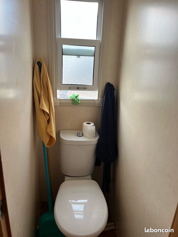Je vends un mobilehome 10 mètre salle de bain, tout équipé, toilettes, séparées, cuisine, deux chambres, un salon, télévision extra plate, frigo four en parfait état (image 1)