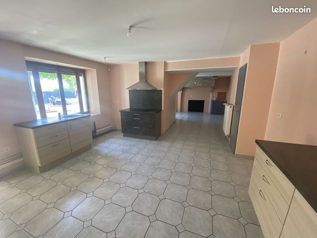 Appartement 5 pièces 129 m² · à Pusey · 129 m² · 825 €