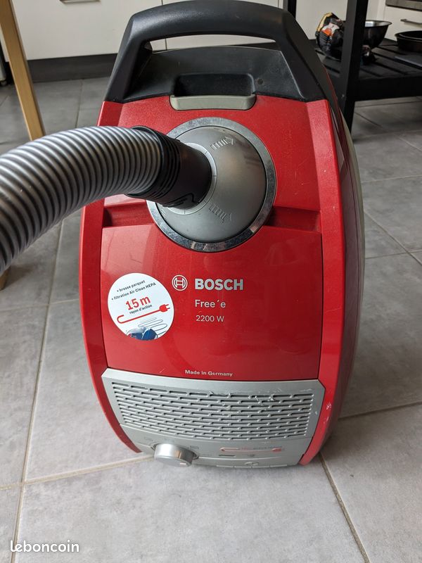 Aspirateur Bosch Free'e 2200W – Très bon état de fonctionnement