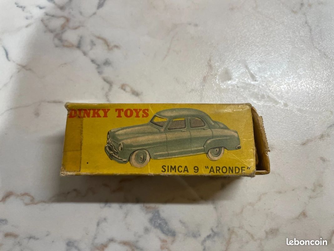 Dinky toys France- Simca 9 aronde , couleur bleue toit blanc - neuf en boite ref 24U, Vente aux enchères : Jouets - Trains - Poupées - Automates