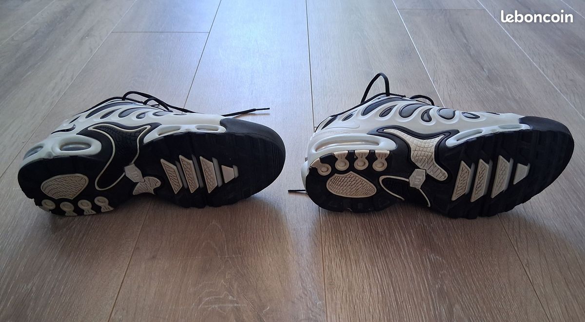 Basket 39 Nike TN Air Blanc et Noir Chaussures