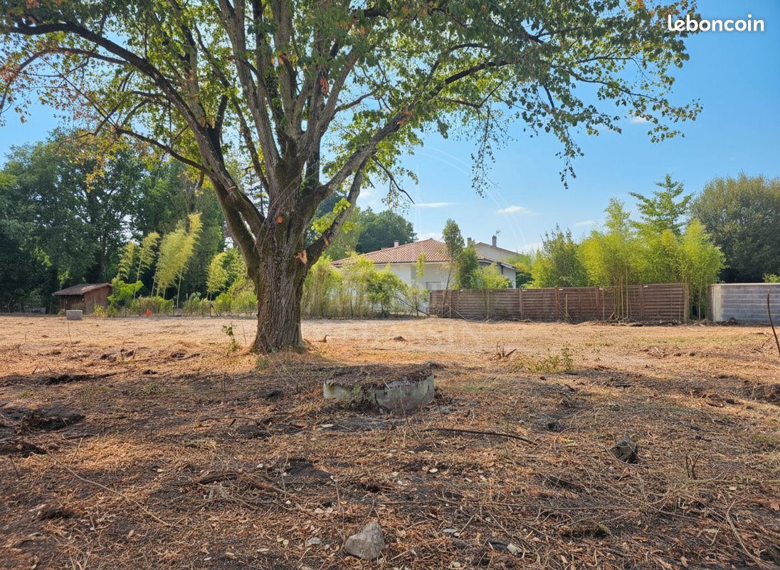Terrain 1058 m² · à Mios · 1 058 m² · 239 000 €