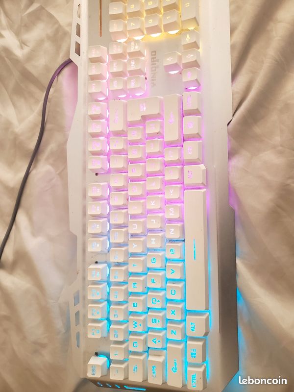 Un clavier avec souris et tapis de souris (image 3)