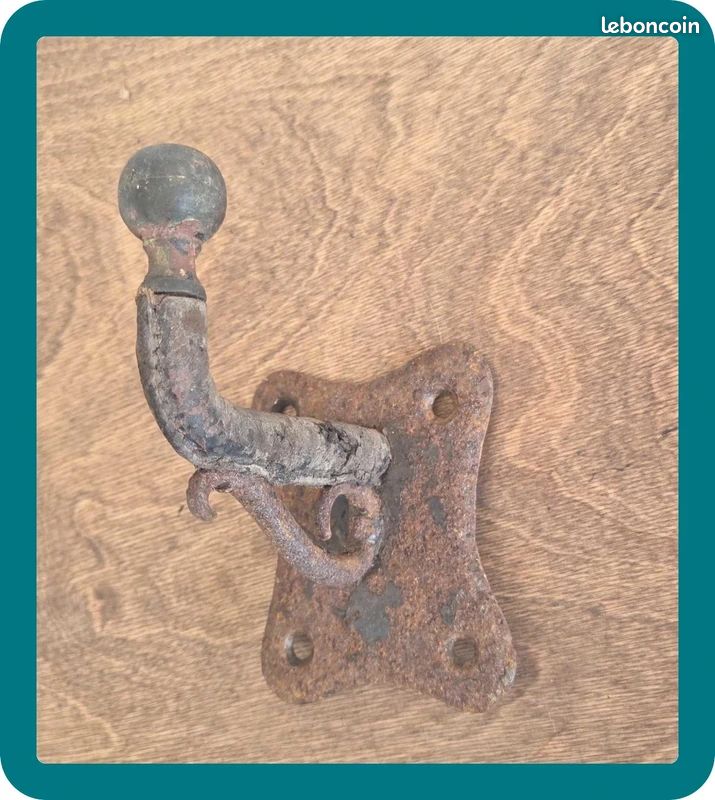 Lot ancien matériel d’écurie en fer forgé – porte-selle, crochet et fer à cheval (image 16)