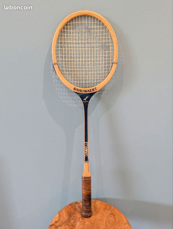 Raquette de tennis ancienne en bois SNAUWAERT CARAVELLE avec sa croix