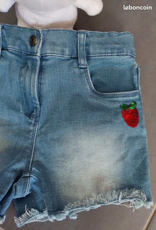 Short Jean avec motif 🍓en sequins (image 2)