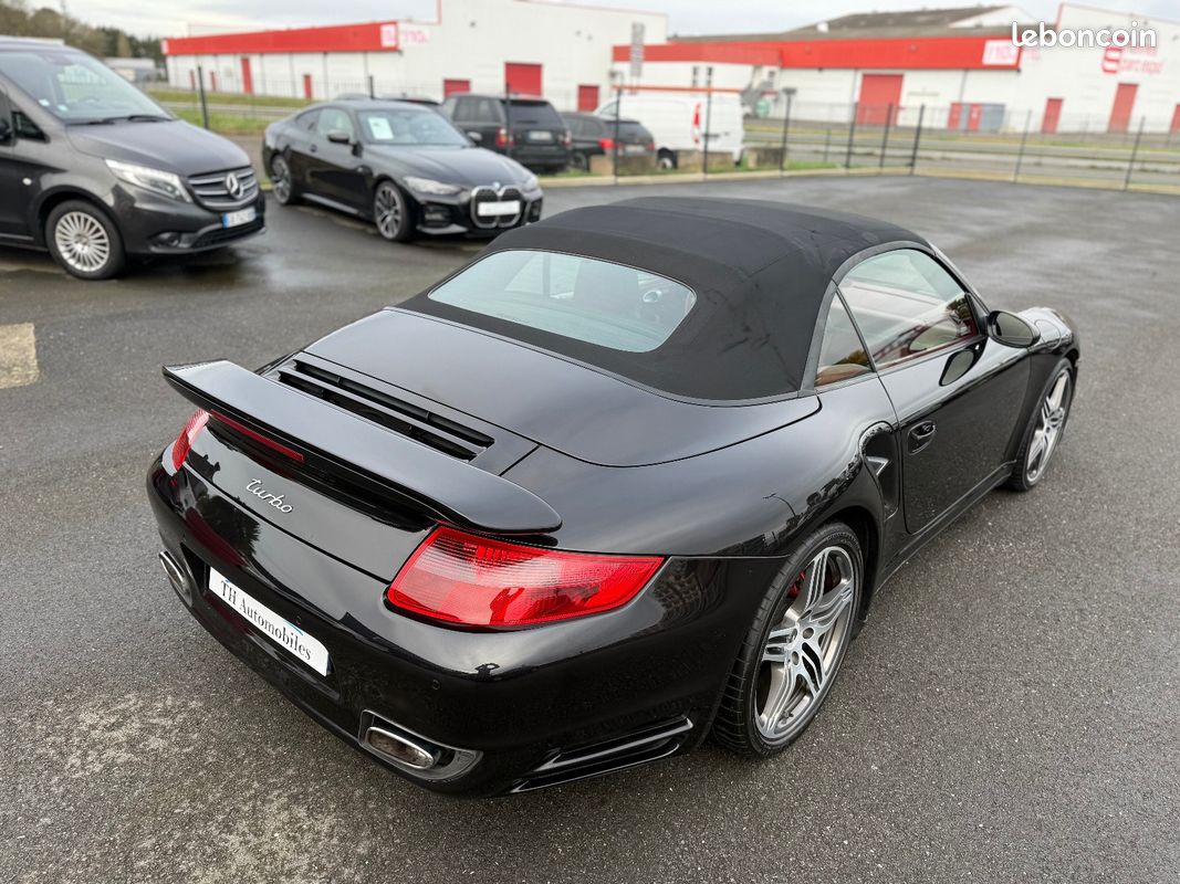 PORSCHE 911 (997) CABRIOLET 3.6 480 TURBO TIPTRONIC S / Sièges élec mémoire en cuir rouge Cartier / capote électrique / système audio BOSE / GPS / Aide au stationnement / etc... (image 4)
