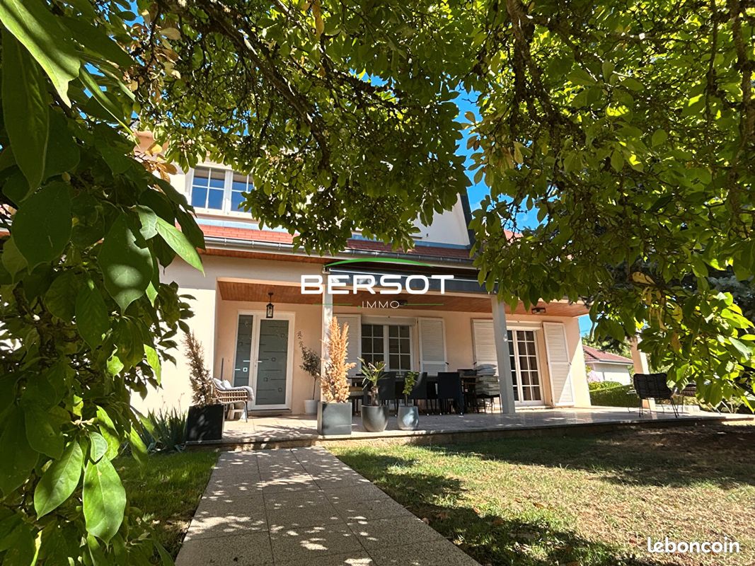 Maison 11 pièces 235 m² · à Besançon · 235 m² · 660 000 €