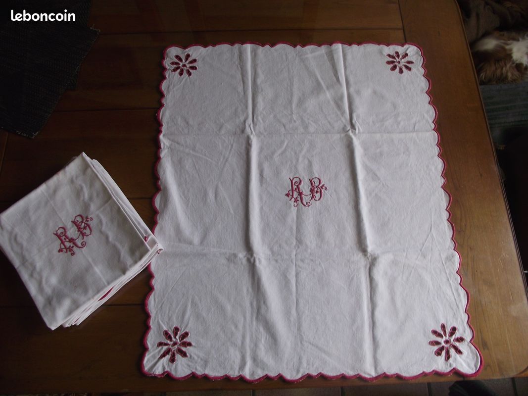 Six serviettes de table anciennes damassées