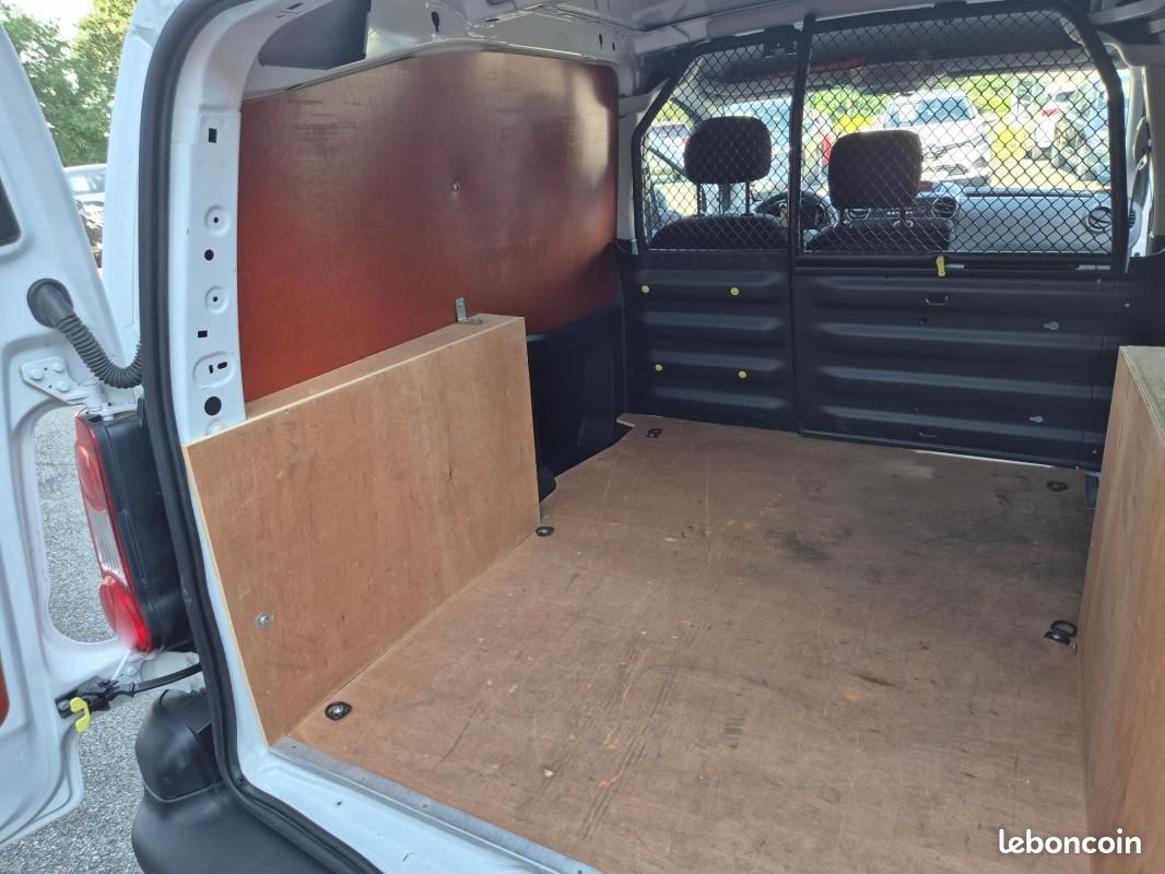 Peugeot Partner FOURGON STANDARD 1.6 BLUEHDI 100 S&S BVM5 PREMIUM (image 30)