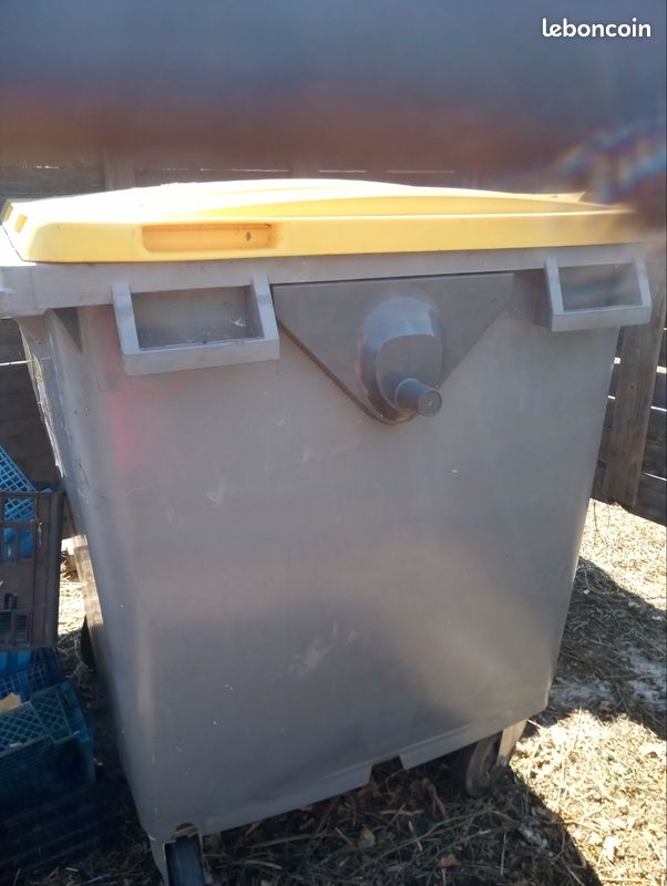 Conteneur poubelles environ 840 litres (image 1)