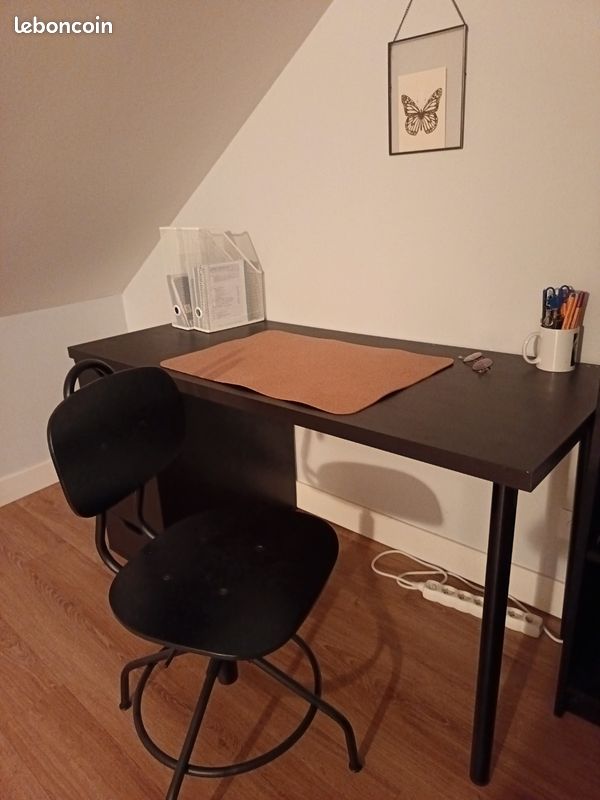 Bureau Avec Chaise IKEA - Comme Neuf, Acheté Il Y A 3 Mois - Dimensions 130x58x73 Cm