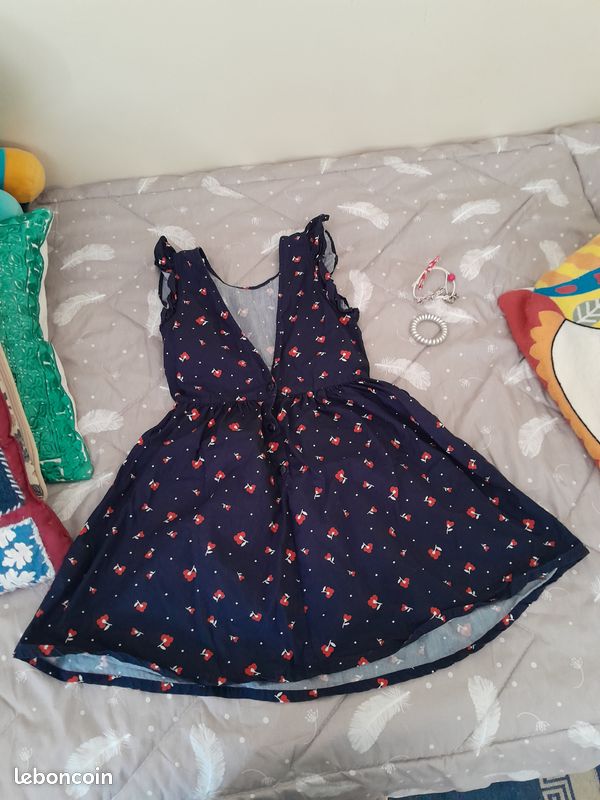 Robe marine fleurs rouges (image 2)