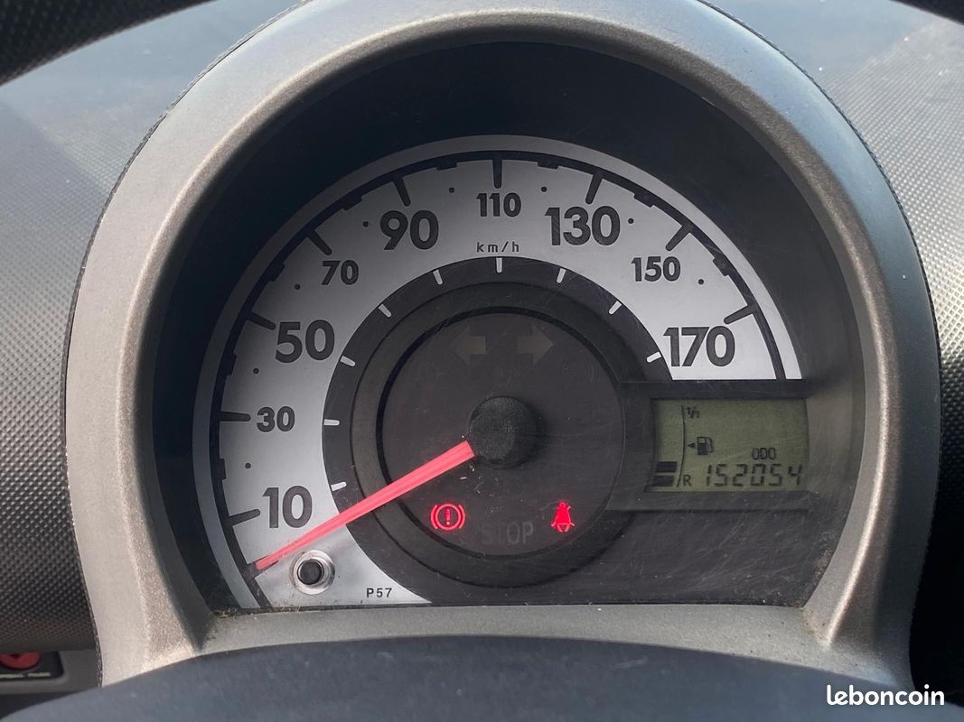 Toyota aygo 1.0 VVTI 68ch / Climatisation / Direction assistée / Compacte et confort (image 9)