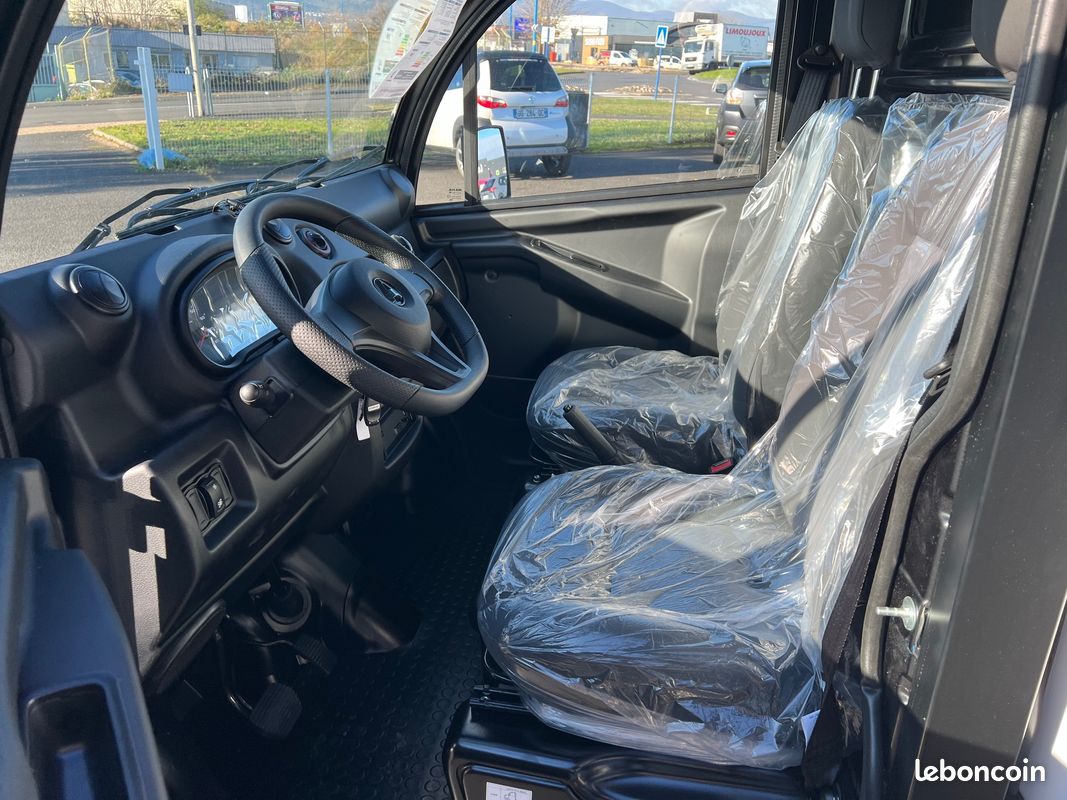 Aixam D Truck fourgon ou plateau ridelles utilitaire sans permis Diesel Kubota disponible CHEZ LEBRETON Montlucon voiture sans permis (image 4)