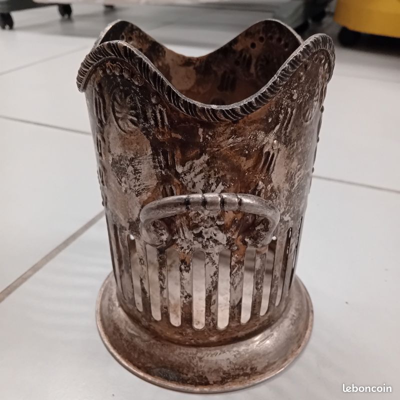 Porte-bouteilles de vin ancien en métal argenté avec Porte-bouteilles de vin ancien en métal argenté avec
