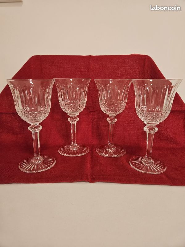 Lot de 4 verres à vin Tommy Saint Louid ébréchés (image 1)