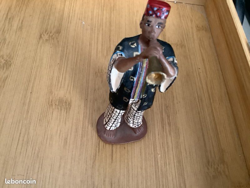 Figurine vintage en résine d’un trompettiste africain (image 4)