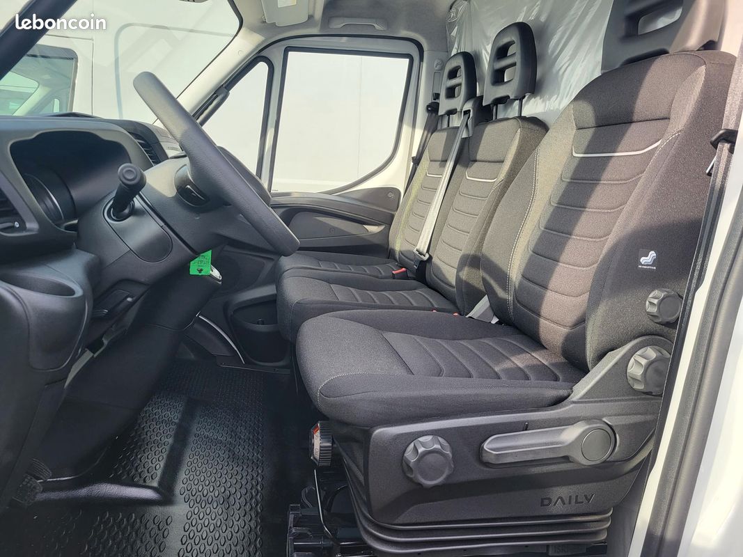 IVECO DAILY MY24 35C18 HA8 V12 FOURGON PACK COMFORT 03 PLACES comme NEUF avec MOTEUR 3 LITRES + SUSPENSION RENFORCÉE 07 LAMES + CAMÉRA et RADARS + PORTES ARRIERE 270 DEGRÉS ( Prix de Vente 46 990 HT ) (image 7)