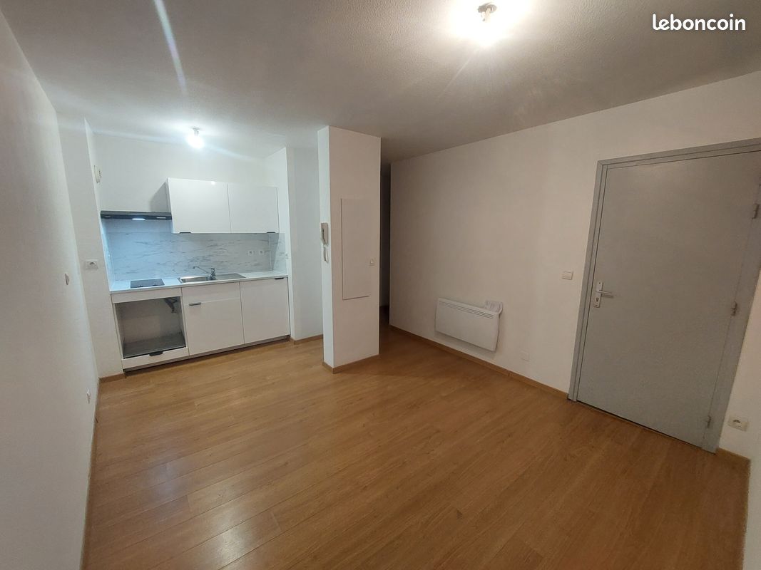 A louer à Oloron St Marie Appartement T2 de 33m² au 2ème étage + cellier RDC - Oloron-Sainte-Marie 64400 (image principale 0)