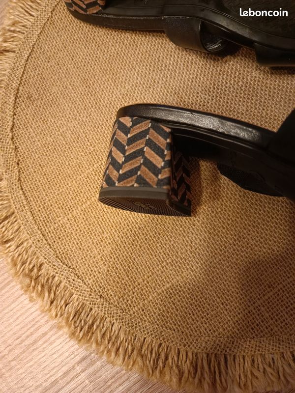 Chaussures nus pied couleur noir ,portes une fois très bon état , marque tamaris pointure 37 envoi mondial relais (image 5)