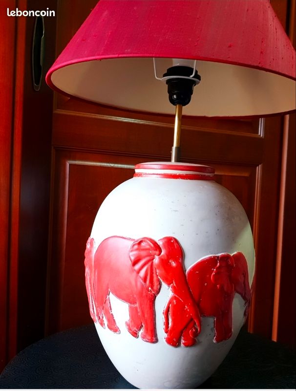 Lampe 1980 ceramique aux elephants blanche et rouge abat-jour lampe 1980 ceramique aux elephants blanche et rouge (image 2)