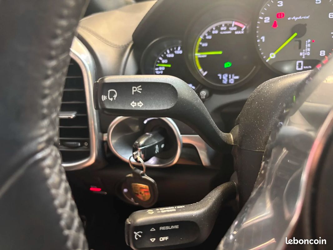 PORSCHE CAYENNE 3.0 V6 416 ch S Platinium Edition E-Hybrid Tiptronic / 1ere Main / PDLS+ / Toit Ouvrant / Camera (image 30)