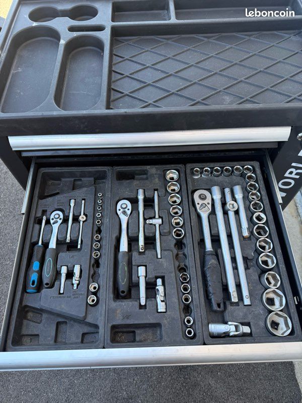 Servante avec outils (image 3)