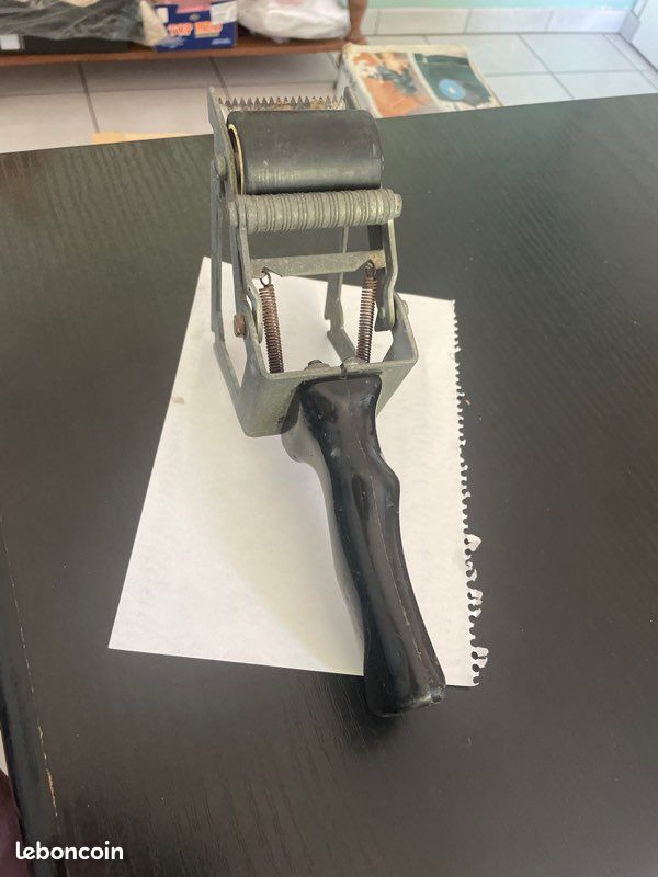Un porte rouleaux de scotch pour emballage (image 1)