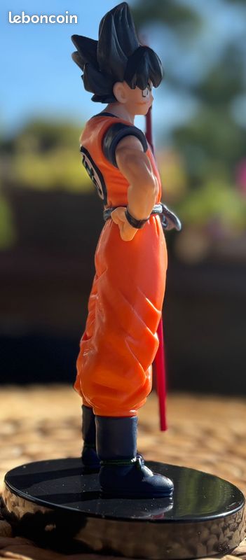 Grande Figurine Son Goku Adulte Dragon Ball Z - Bâton Magique Nyoï Bo - 32 Cm