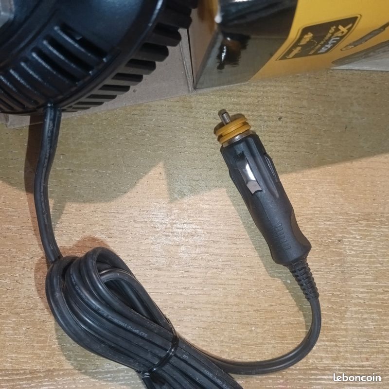 Pack trois batteries Dewalt dcb 121, 1 chargeur allume cigare Dewalt dcb119, une visseuse Dewalt Dcf815 type 2 (image 9)