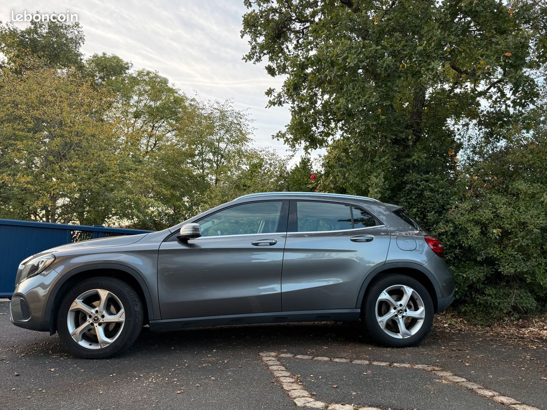 Mercedes GLA Sensation 180d gris montagne (image 2)