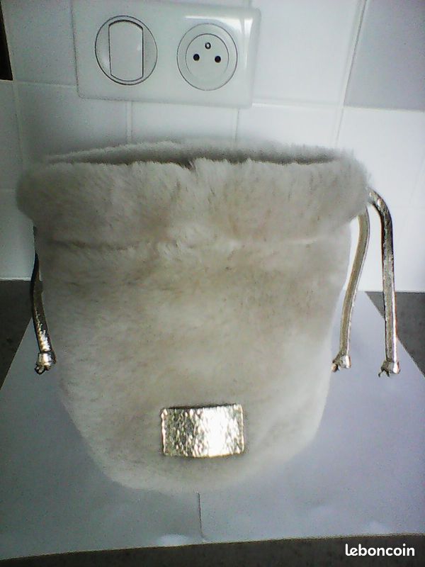 Sac bourse neuf MAINFIELD cuir et fourrure en laine sable et doré 20 x 20 cm (image 1)