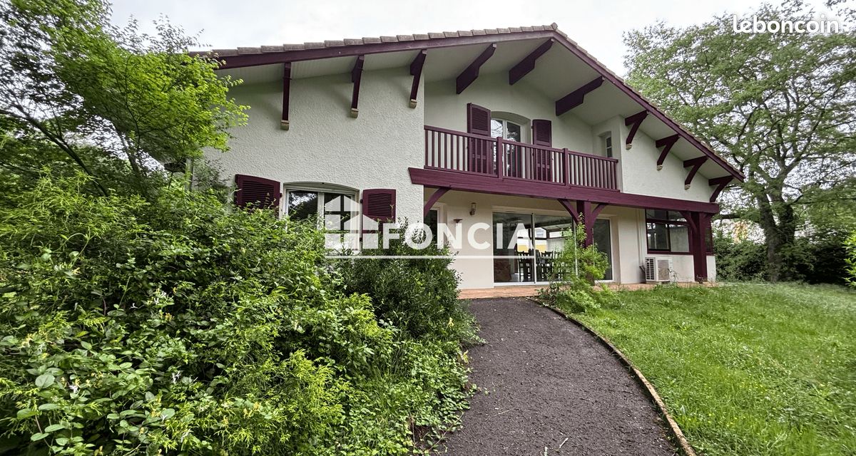 Maison 6 pièces 262 m² · à Saint-Pierre-du-Mont · 262 m² · 319 000 €