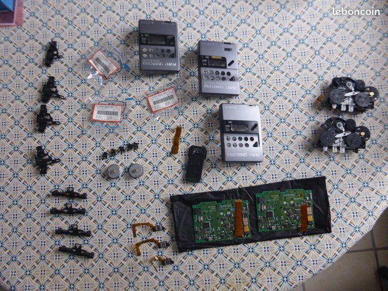 LE MOTEUR DU lecteur de cassette Walkman Sony WM 4 tourne pour les