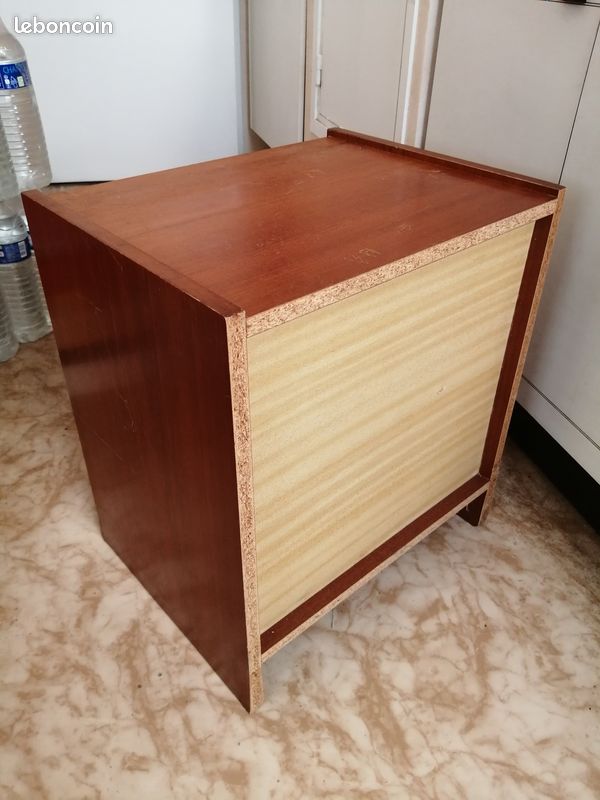 Une table de chevet en bois marron avec un tiroir et rangement en bas (image 1)