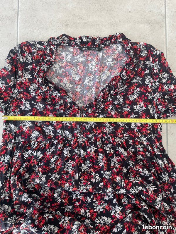 Robe décolleté fluide fleurie florale fleur courte rouge noir Zara