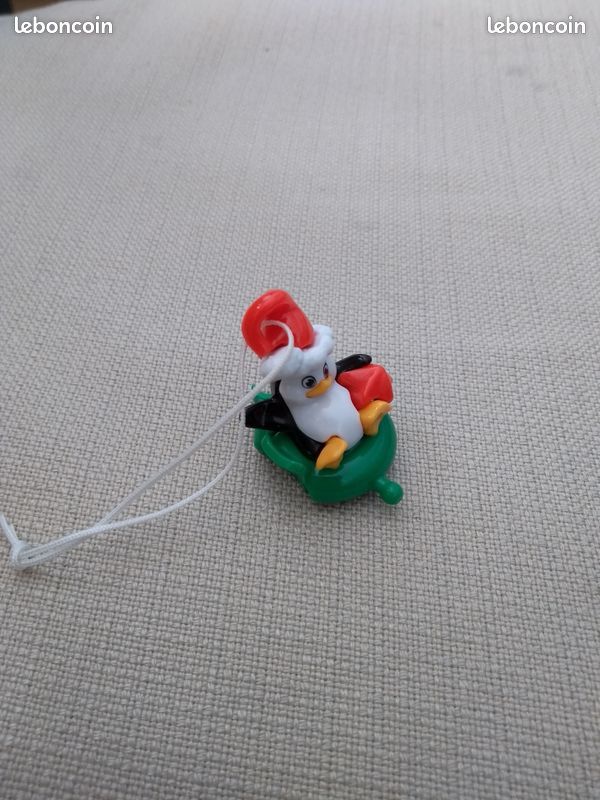 Lot de 2 figurines Kinder Pingouin et Père Noël en très bon état (image 2)