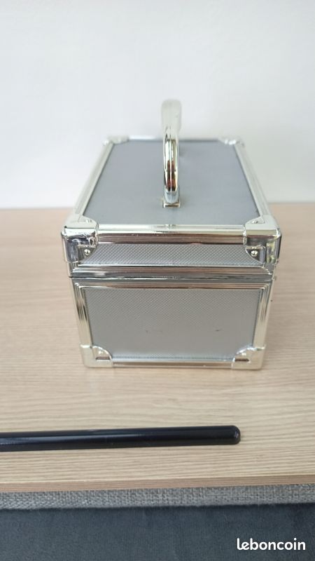 Vends boite de rangement en aluminium en bon état (image 4)