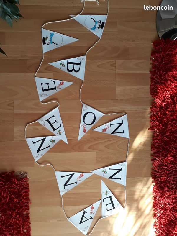 Guirlande De Bonne Année Avec Texte, Fond Blanc. Rameaux D'épinette