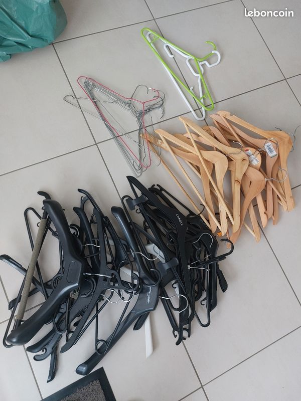Lot de 50 cintres (image 1)