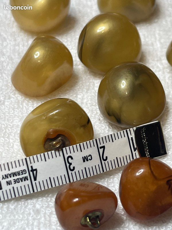 Lot De Boutons Anciens De Mercerie - Couleur Jaune Orange Volante, Référence 356, Vendu D'occasion (1 à 10 Pièces)