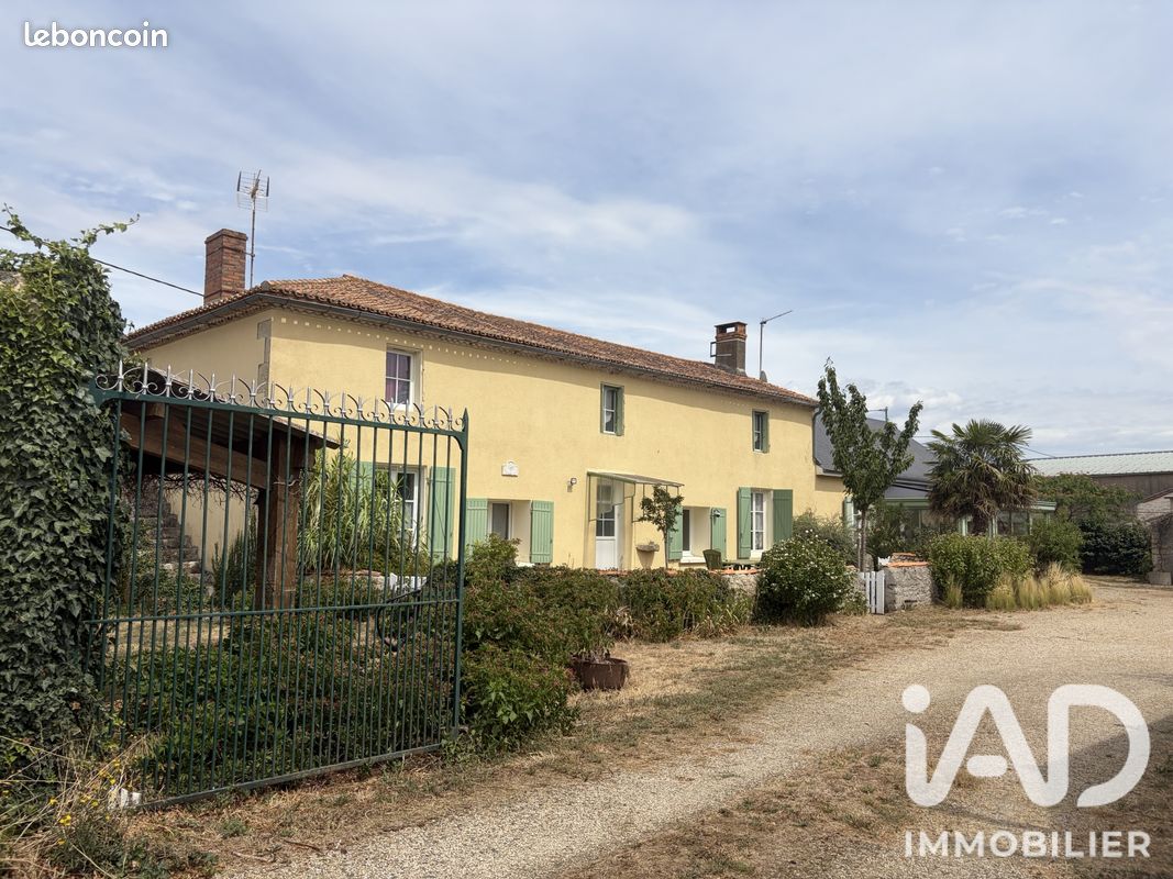 Maison 10 pièces 203 m² · à Saint-Généroux · 203 m² · 189 000 €